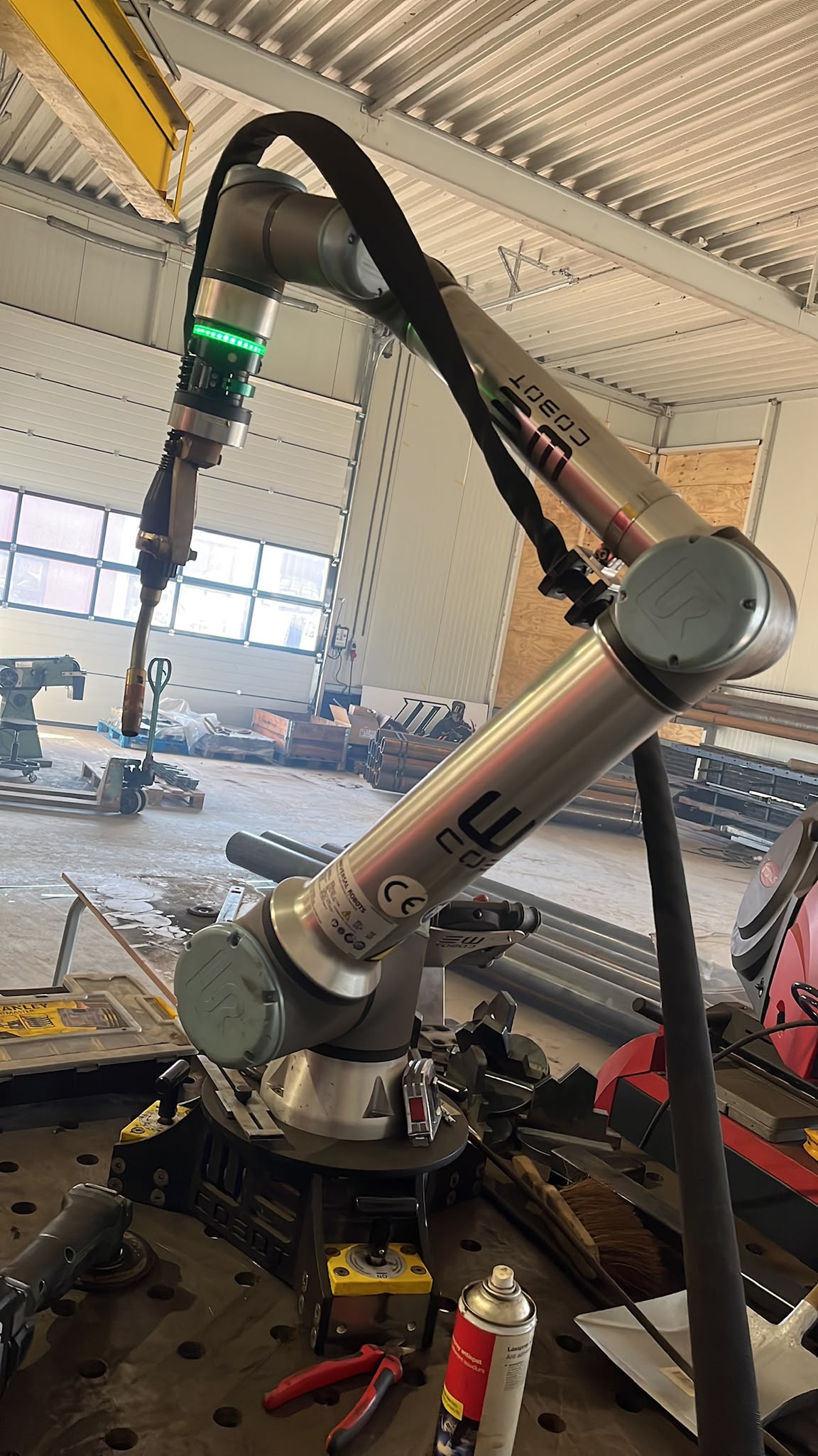 De cobot-lasinstallatie in de werkplaats